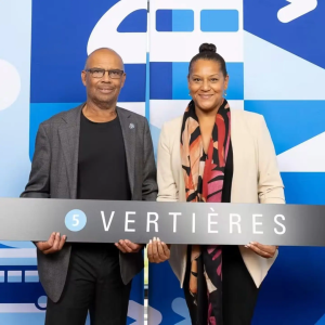 Deux représentants posent avec le panneau de la future station de métro Vertières.